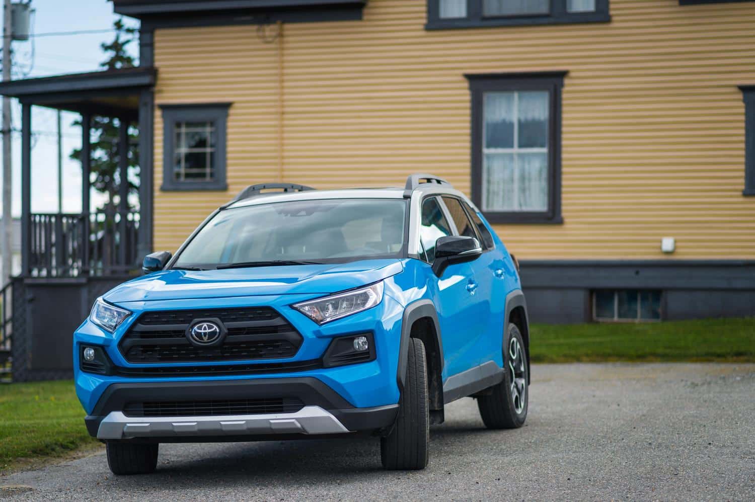 Toyota RAV4 moderno estacionado en un entorno suburbano, ideal para representar su uso urbano y familiar.
